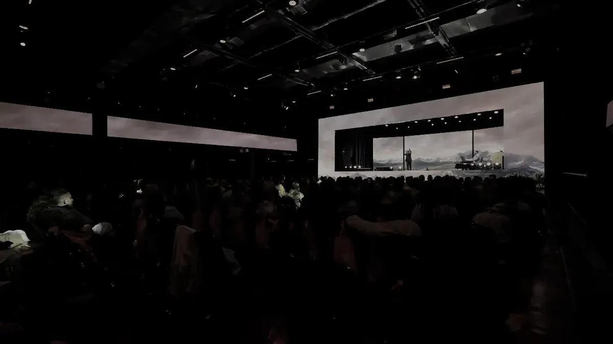 Estrutura de palco e treliça montada para evento corporativo