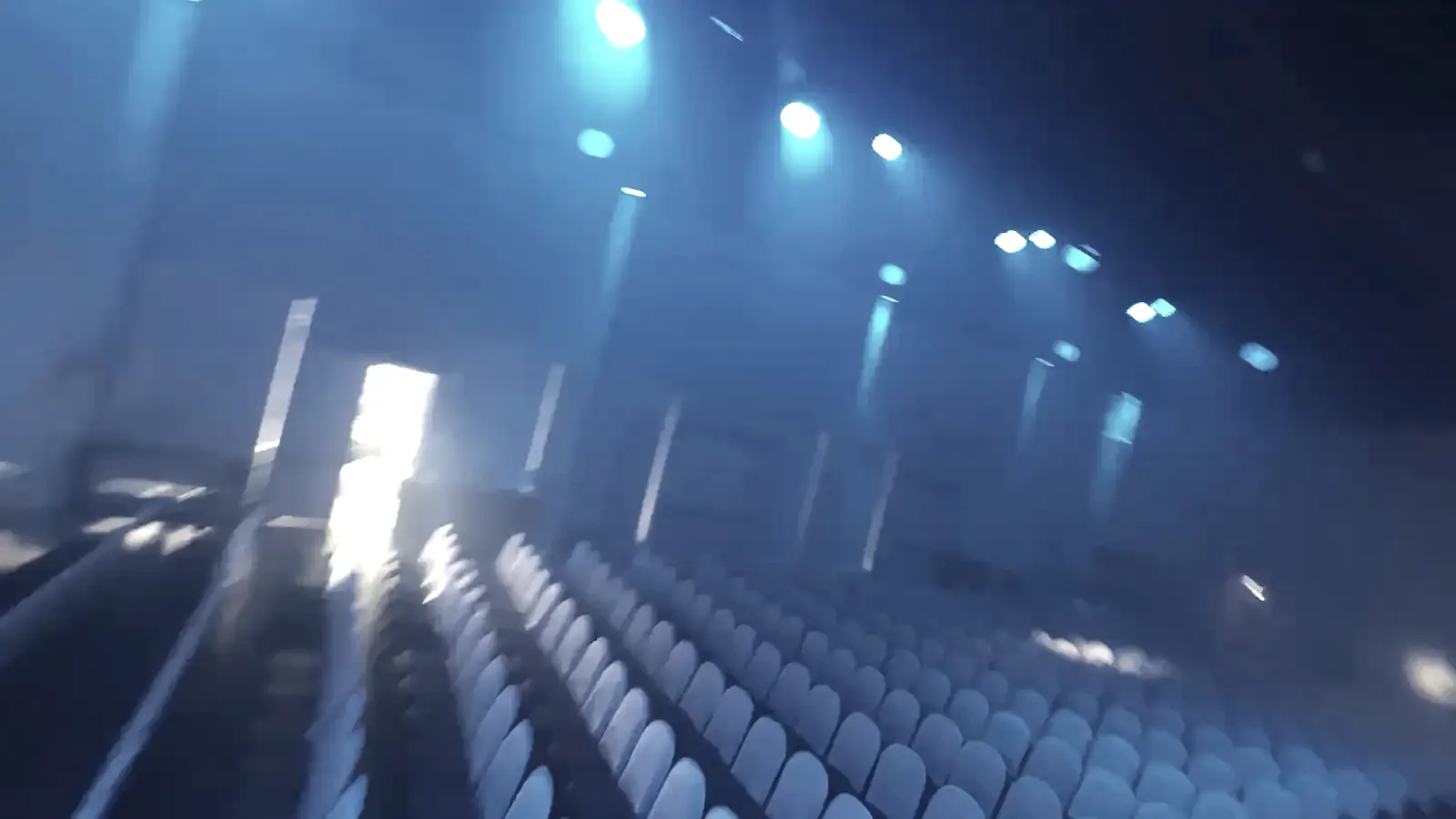 Palco montado com estrutura e iluminação para evento de grande porte