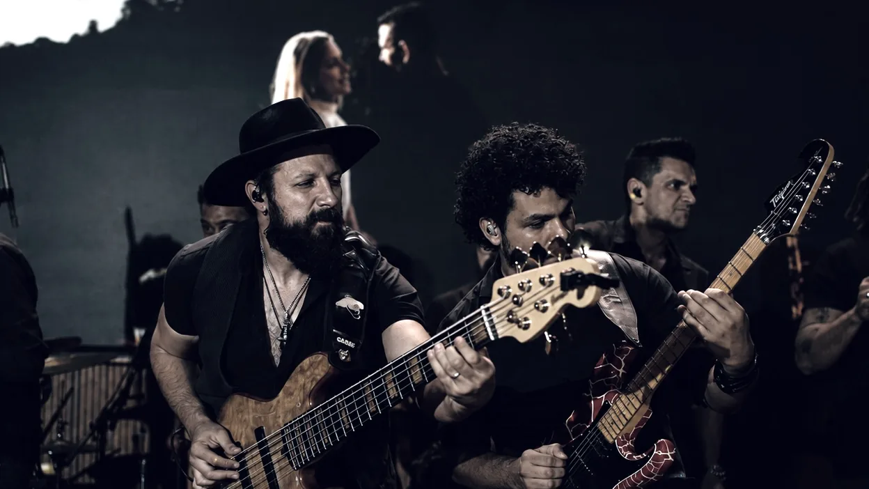 Baixista e guitarrista da Banda iNova tocando ao vivo no palco