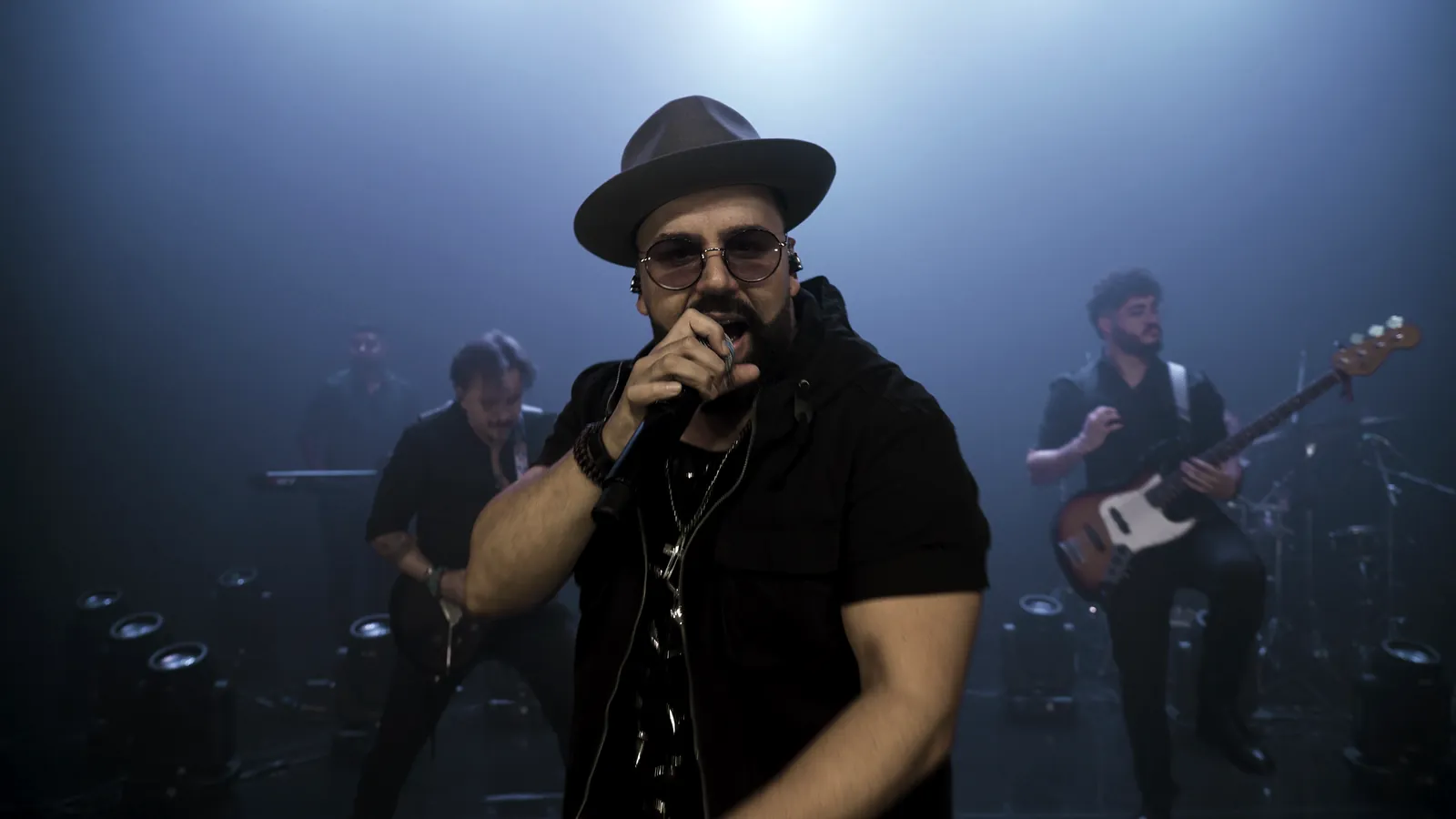 Vocalista da Banda Prime ao microfone durante apresentação