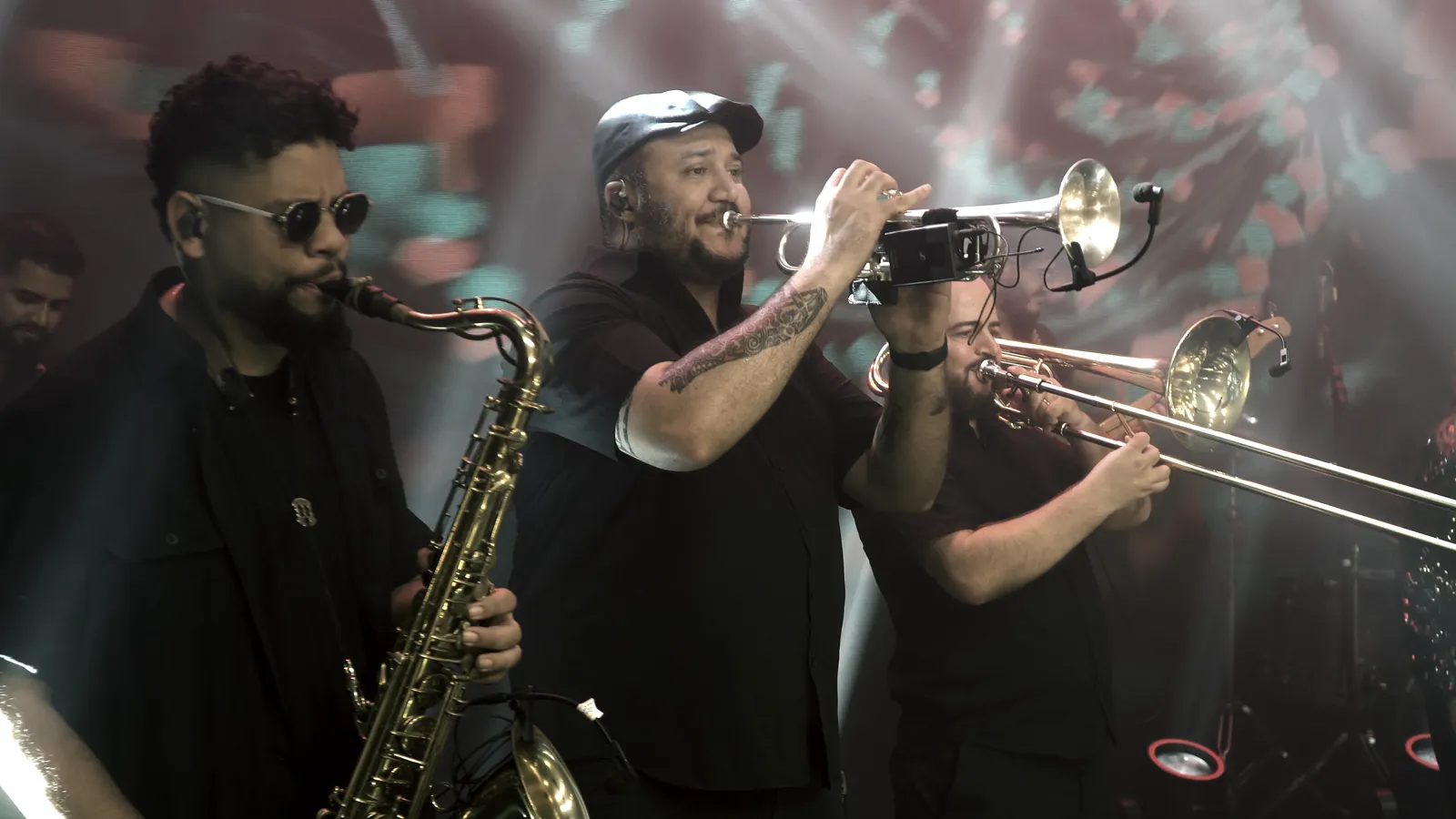 Naipe de metais da Banda Prime — saxofone, trompete e trombone — durante apresentação