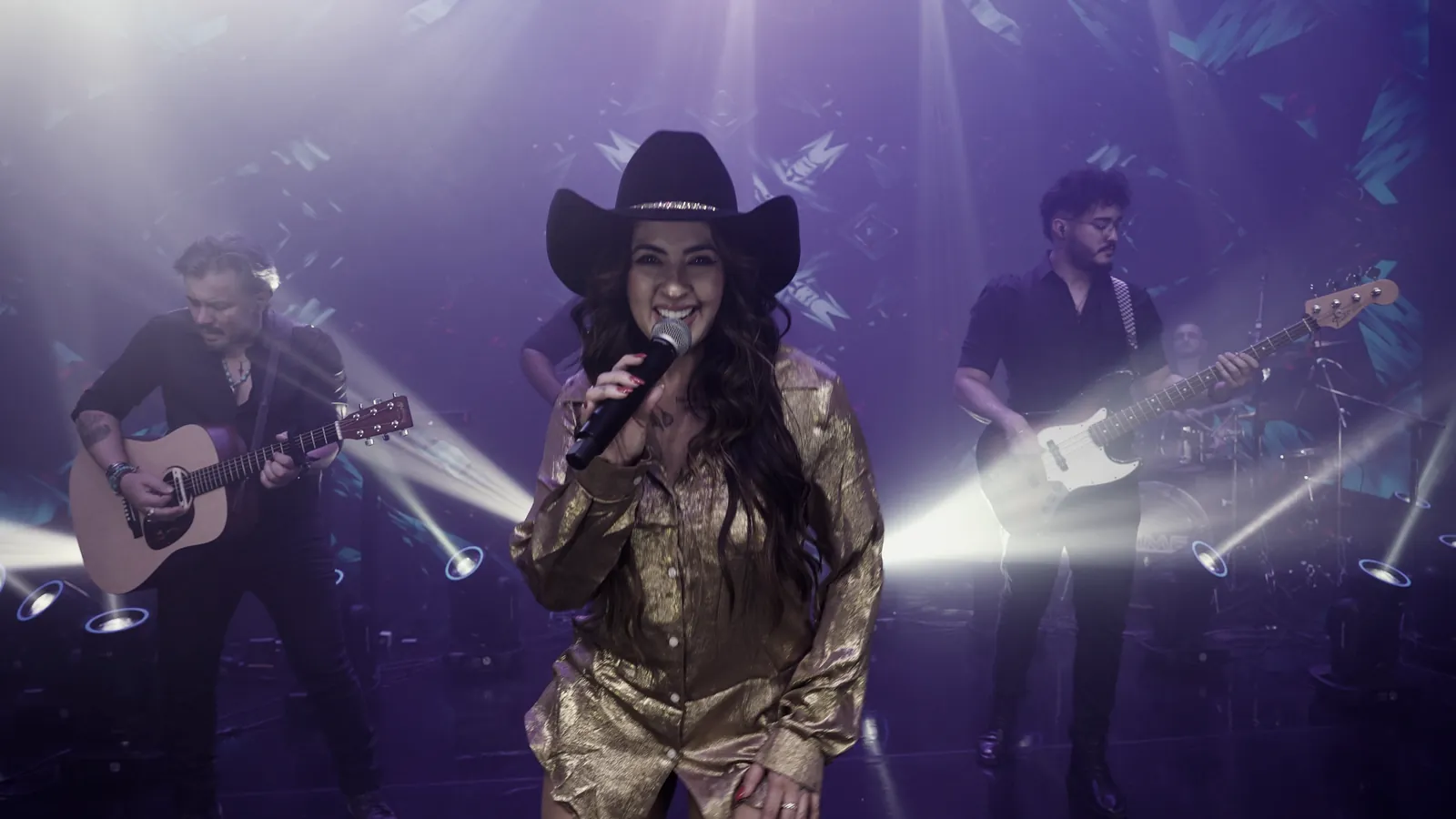 Banda Prime completa no palco durante uma apresentação ao vivo